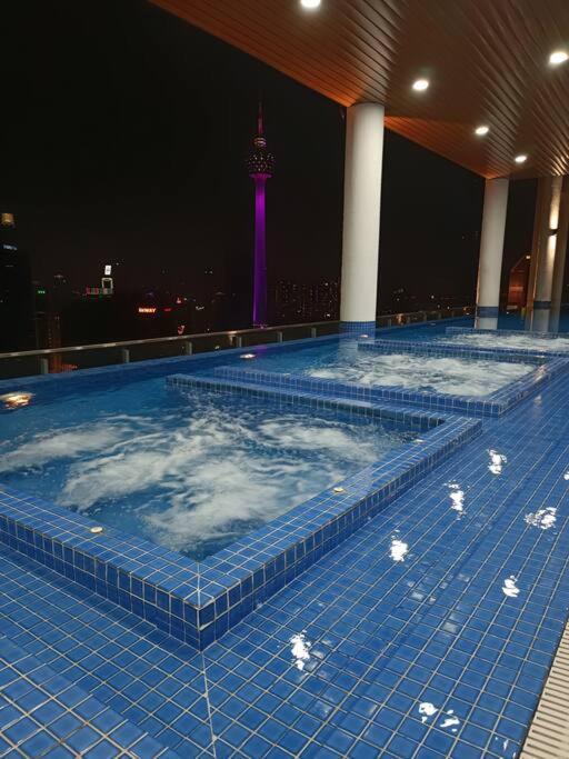 Ferienwohnung C14B Modern Infinity Pool Klcc Balcony View Kuala Lumpur Exterior foto