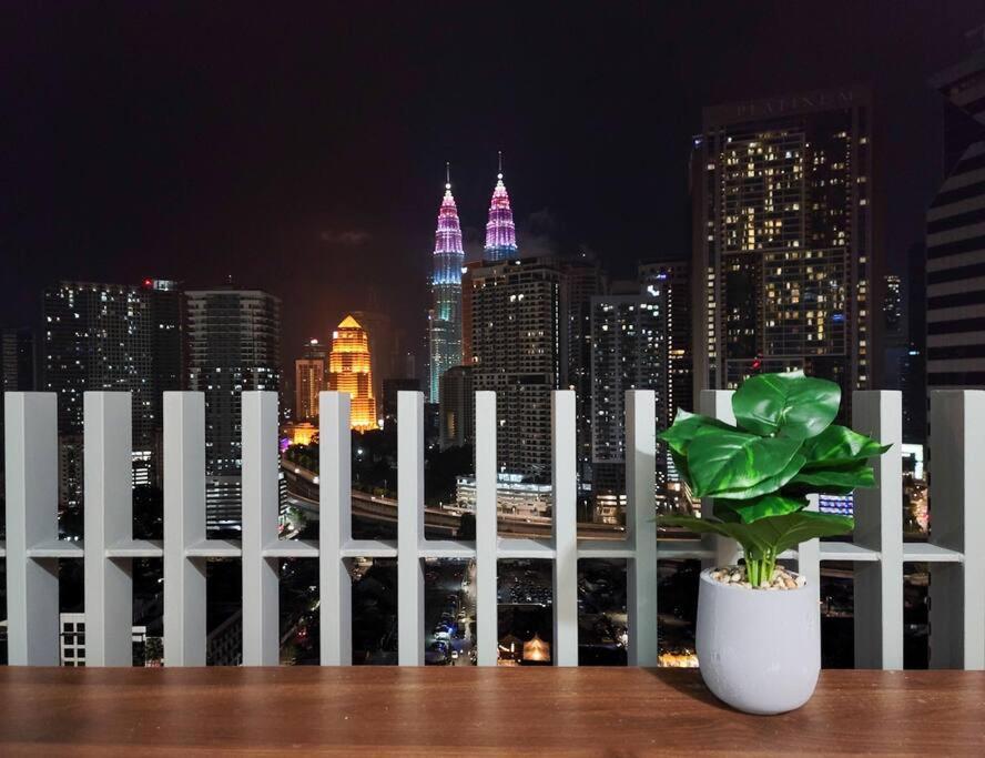 Ferienwohnung C14B Modern Infinity Pool Klcc Balcony View Kuala Lumpur Exterior foto