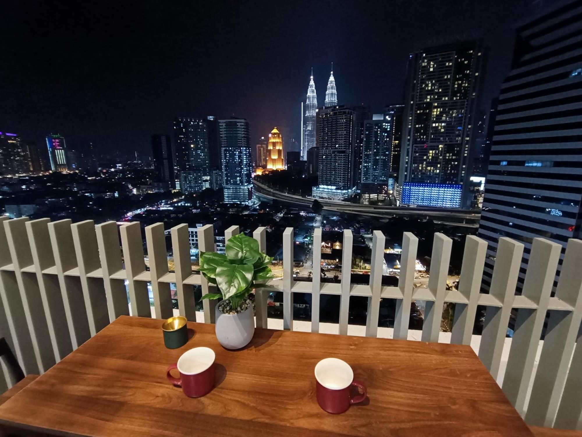 Ferienwohnung C14B Modern Infinity Pool Klcc Balcony View Kuala Lumpur Exterior foto