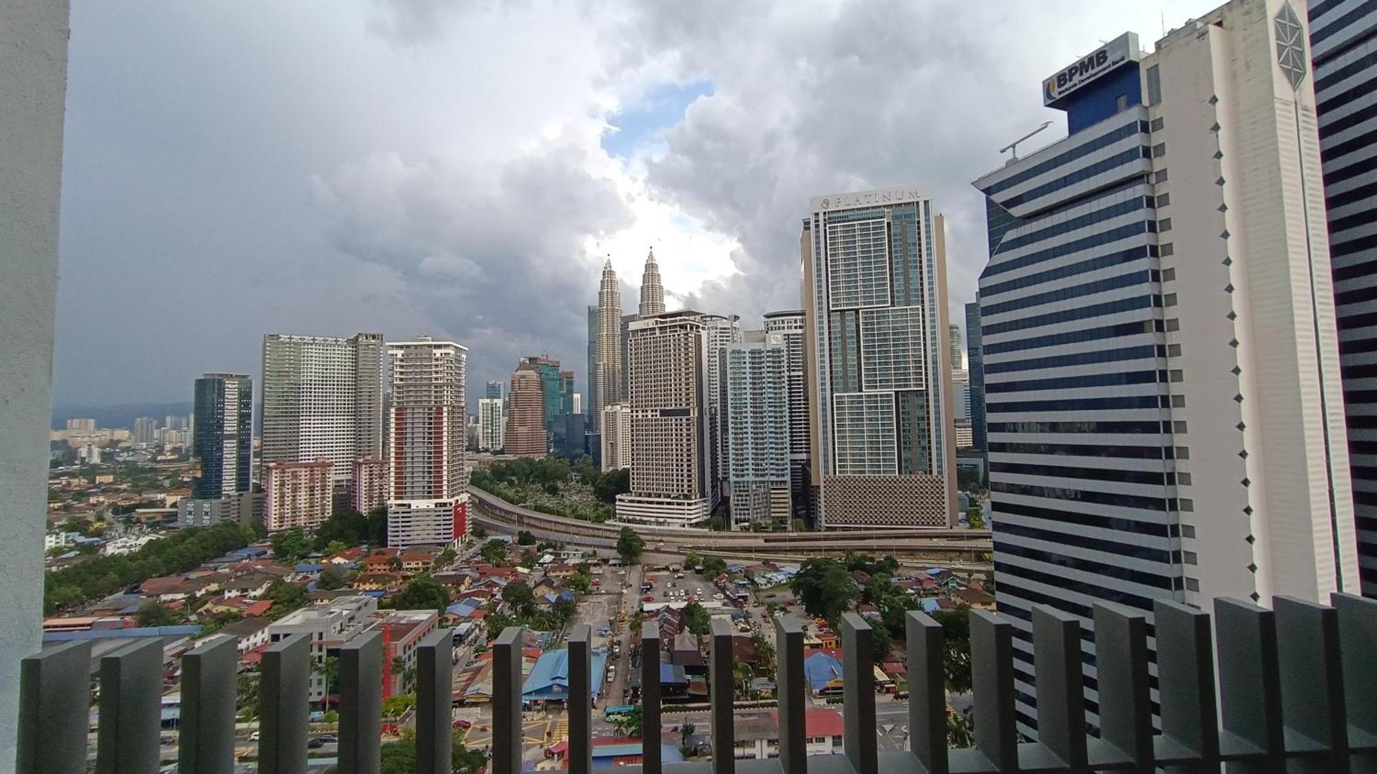 Ferienwohnung C14B Modern Infinity Pool Klcc Balcony View Kuala Lumpur Exterior foto
